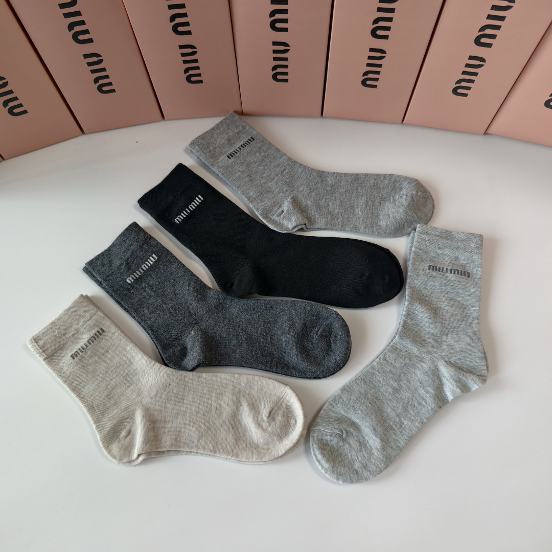 💛配包装MiuMiu（缪缪）新款中长款堆堆袜袜子！一盒五双， 专柜同步筒款袜子，💛大牌出街，潮人必备🔥超
