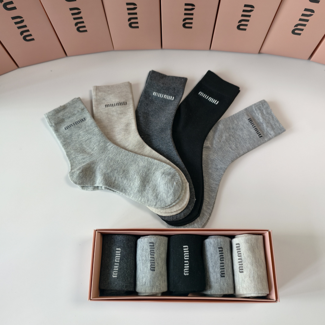 💛配包装MiuMiu（缪缪）新款中长款堆堆袜袜子！一盒五双， 专柜同步筒款袜子，💛大牌出街，潮人必备🔥超