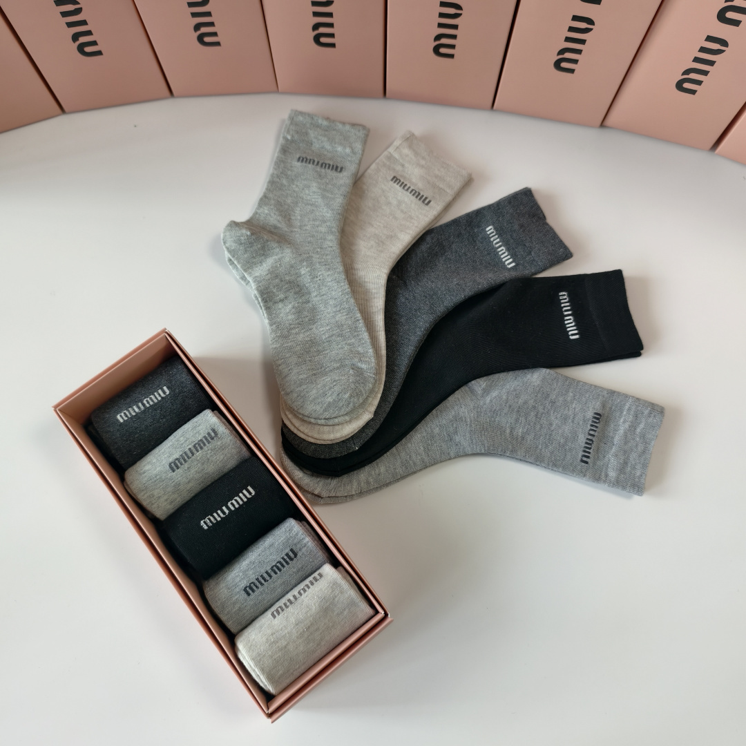 💛配包装MiuMiu（缪缪）新款中长款堆堆袜袜子！一盒五双， 专柜同步筒款袜子，💛大牌出街，潮人必备🔥超