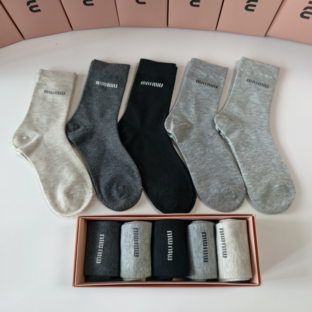 💛配包装MiuMiu（缪缪）新款中长款堆堆袜袜子！一盒五双， 专柜同步筒款袜子，💛大牌出街，潮人必备🔥超