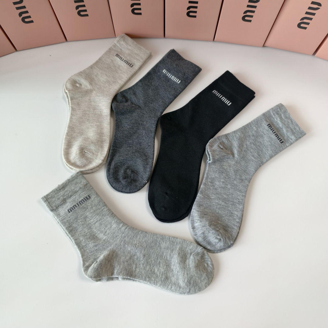 💛配包装MiuMiu（缪缪）新款中长款堆堆袜袜子！一盒五双， 专柜同步筒款袜子，💛大牌出街，潮人必备🔥超