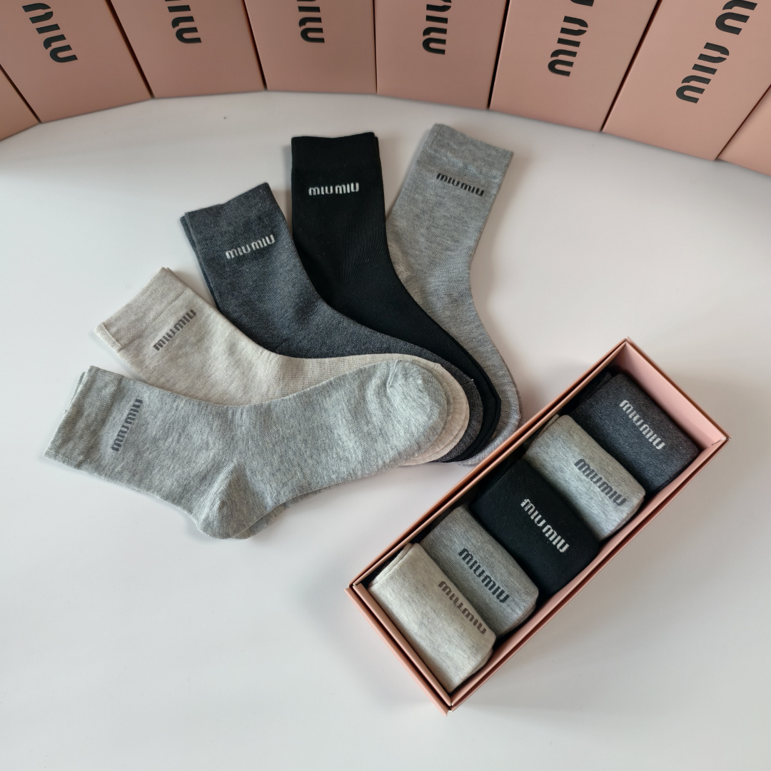 💛配包装MiuMiu（缪缪）新款中长款堆堆袜袜子！一盒五双， 专柜同步筒款袜子，💛大牌出街，潮人必备🔥超
