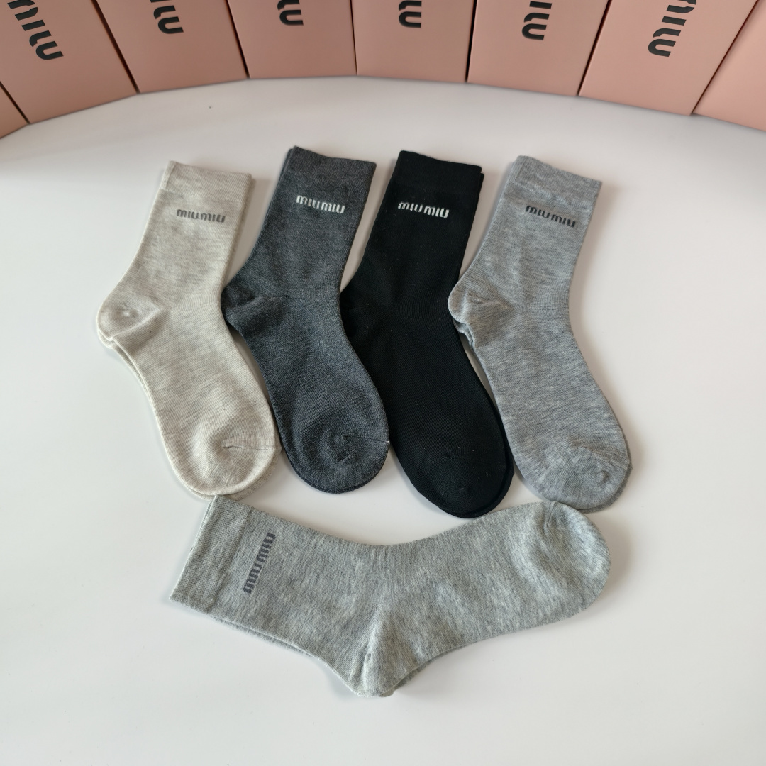 💛配包装MiuMiu（缪缪）新款中长款堆堆袜袜子！一盒五双， 专柜同步筒款袜子，💛大牌出街，潮人必备🔥超