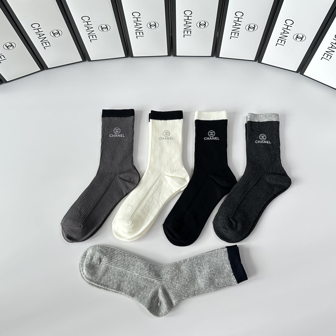 💛配专柜包装CHANEL（香奈儿）最新羊绒中长筒烫印款堆堆袜袜子！一盒五双，专柜同步筒袜袜子，💛大牌出街