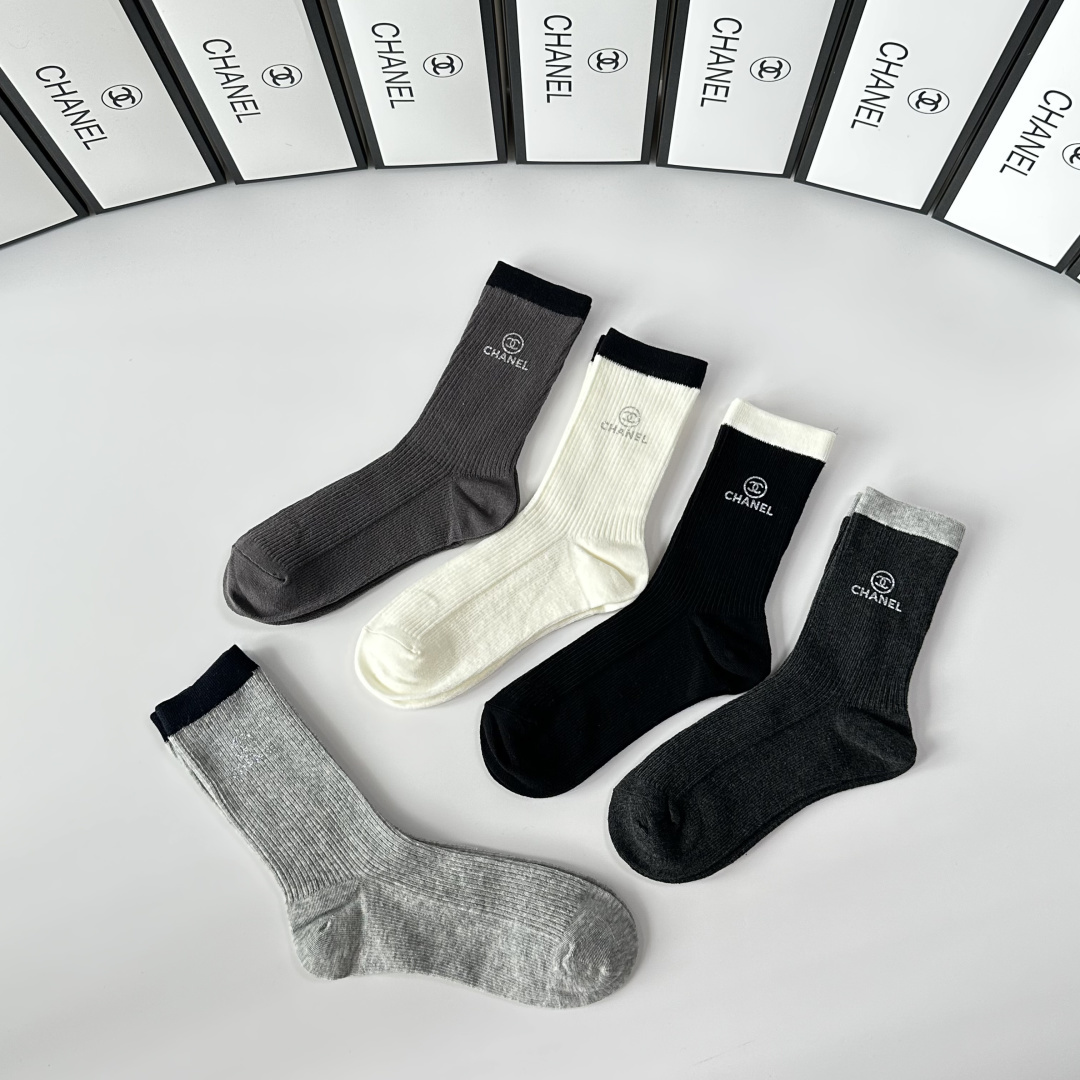 💛配专柜包装CHANEL（香奈儿）最新羊绒中长筒烫印款堆堆袜袜子！一盒五双，专柜同步筒袜袜子，💛大牌出街