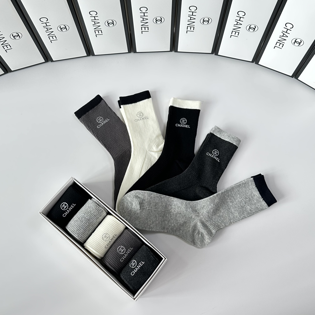 💛配专柜包装CHANEL（香奈儿）最新羊绒中长筒烫印款堆堆袜袜子！一盒五双，专柜同步筒袜袜子，💛大牌出街
