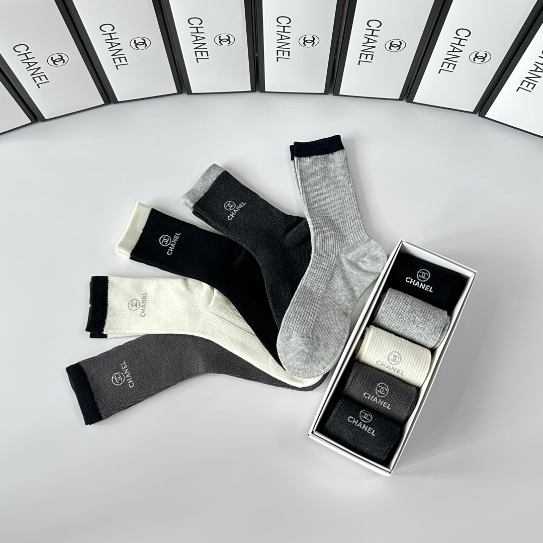 💛配专柜包装CHANEL（香奈儿）最新羊绒中长筒烫印款堆堆袜袜子！一盒五双，专柜同步筒袜袜子，💛大牌出街