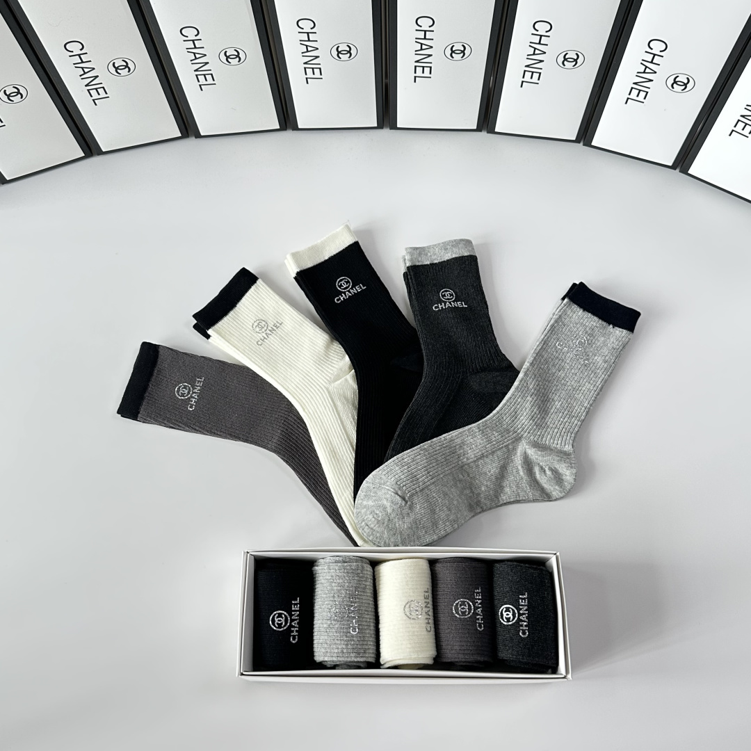 💛配专柜包装CHANEL（香奈儿）最新羊绒中长筒烫印款堆堆袜袜子！一盒五双，专柜同步筒袜袜子，💛大牌出街