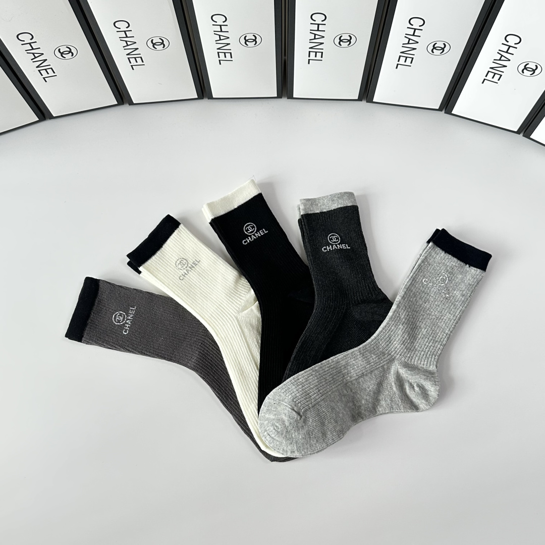 💛配专柜包装CHANEL（香奈儿）最新羊绒中长筒烫印款堆堆袜袜子！一盒五双，专柜同步筒袜袜子，💛大牌出街