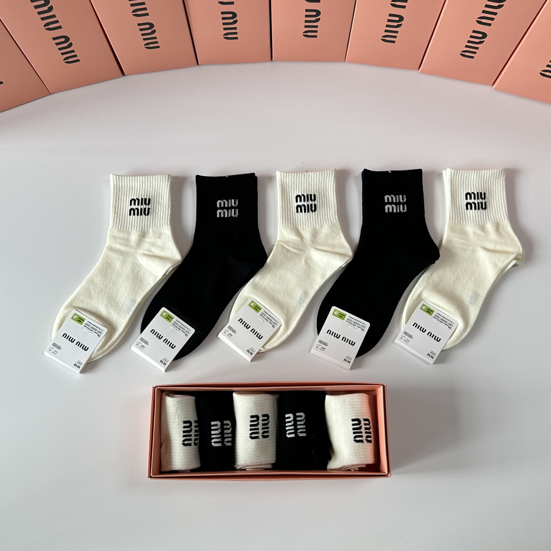 💛配包装MiuMiu（缪缪）新款中长款堆堆袜袜子！一盒五双， 专柜同步筒款袜子，💛大牌出街，潮人必备🔥超