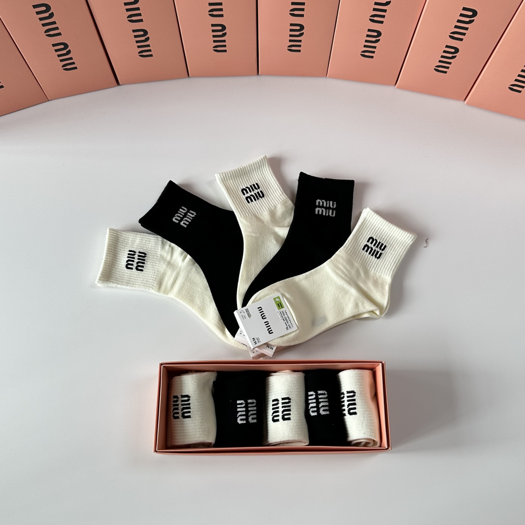 💛配包装MiuMiu（缪缪）新款中长款堆堆袜袜子！一盒五双， 专柜同步筒款袜子，💛大牌出街，潮人必备🔥超