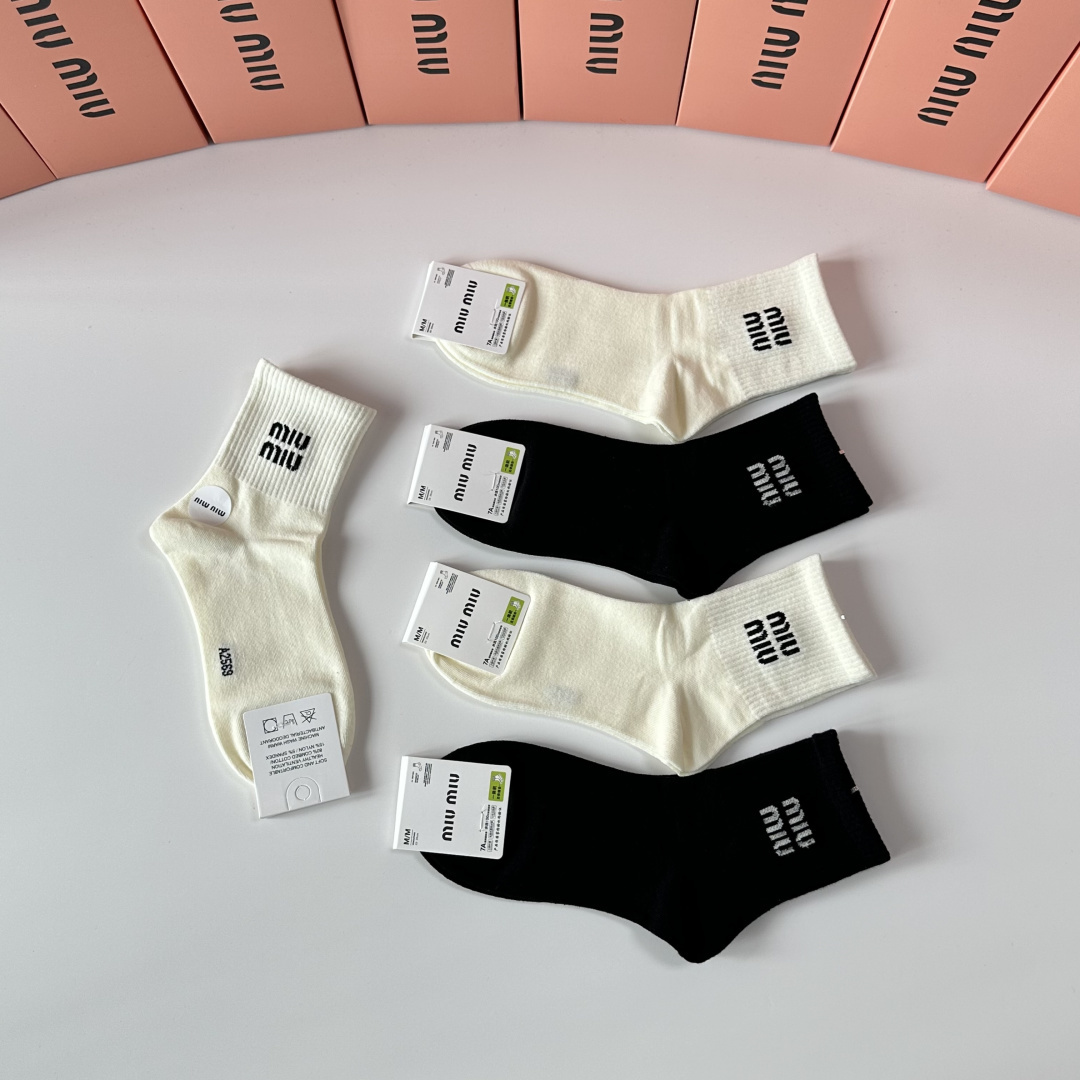 💛配包装MiuMiu（缪缪）新款中长款堆堆袜袜子！一盒五双， 专柜同步筒款袜子，💛大牌出街，潮人必备🔥超