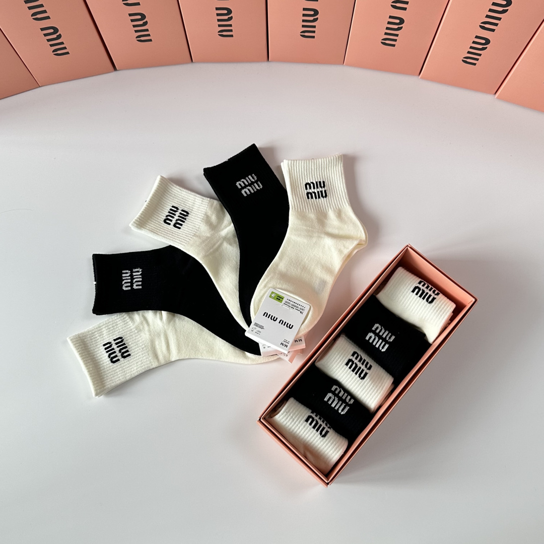 💛配包装MiuMiu（缪缪）新款中长款堆堆袜袜子！一盒五双， 专柜同步筒款袜子，💛大牌出街，潮人必备🔥超