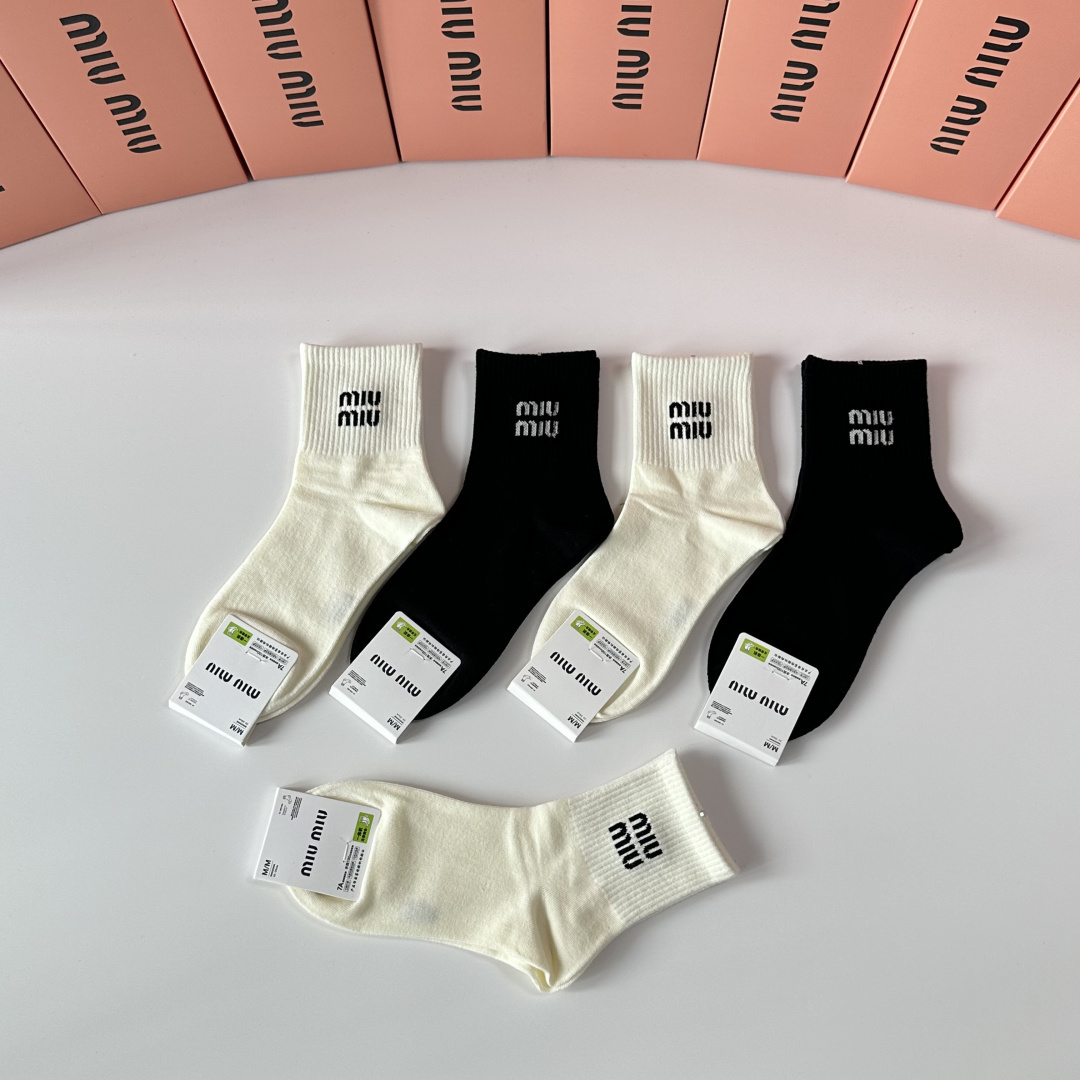 💛配包装MiuMiu（缪缪）新款中长款堆堆袜袜子！一盒五双， 专柜同步筒款袜子，💛大牌出街，潮人必备🔥超
