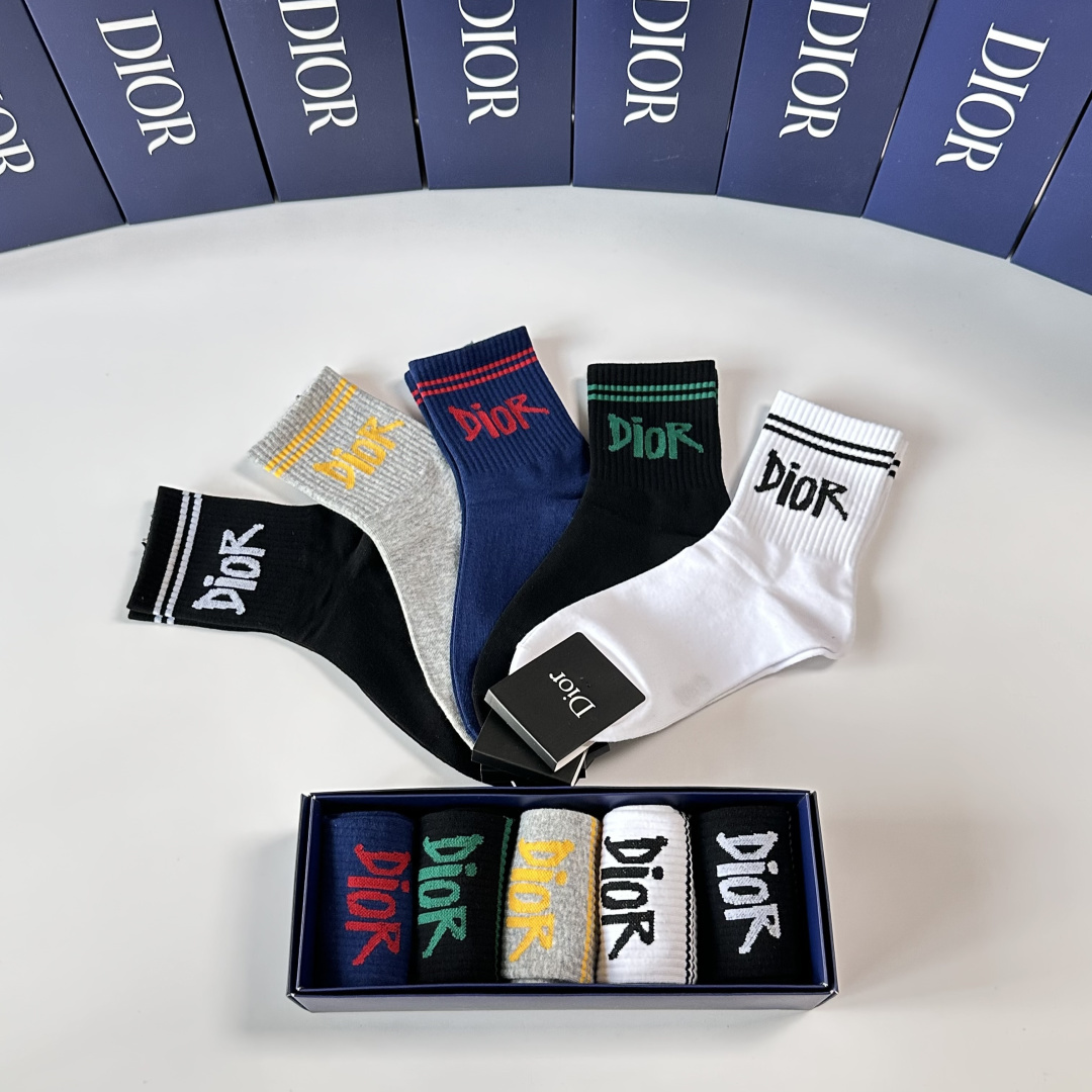 💛配包装DIOR（迪奥）新款中长款堆堆袜袜子！一盒五双， 专柜同步筒款袜子，💛大牌出街，潮人必备🔥超好搭