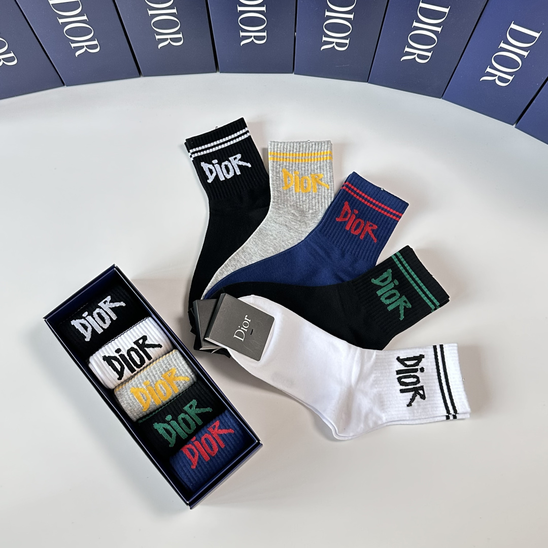 💛配包装DIOR（迪奥）新款中长款堆堆袜袜子！一盒五双， 专柜同步筒款袜子，💛大牌出街，潮人必备🔥超好搭