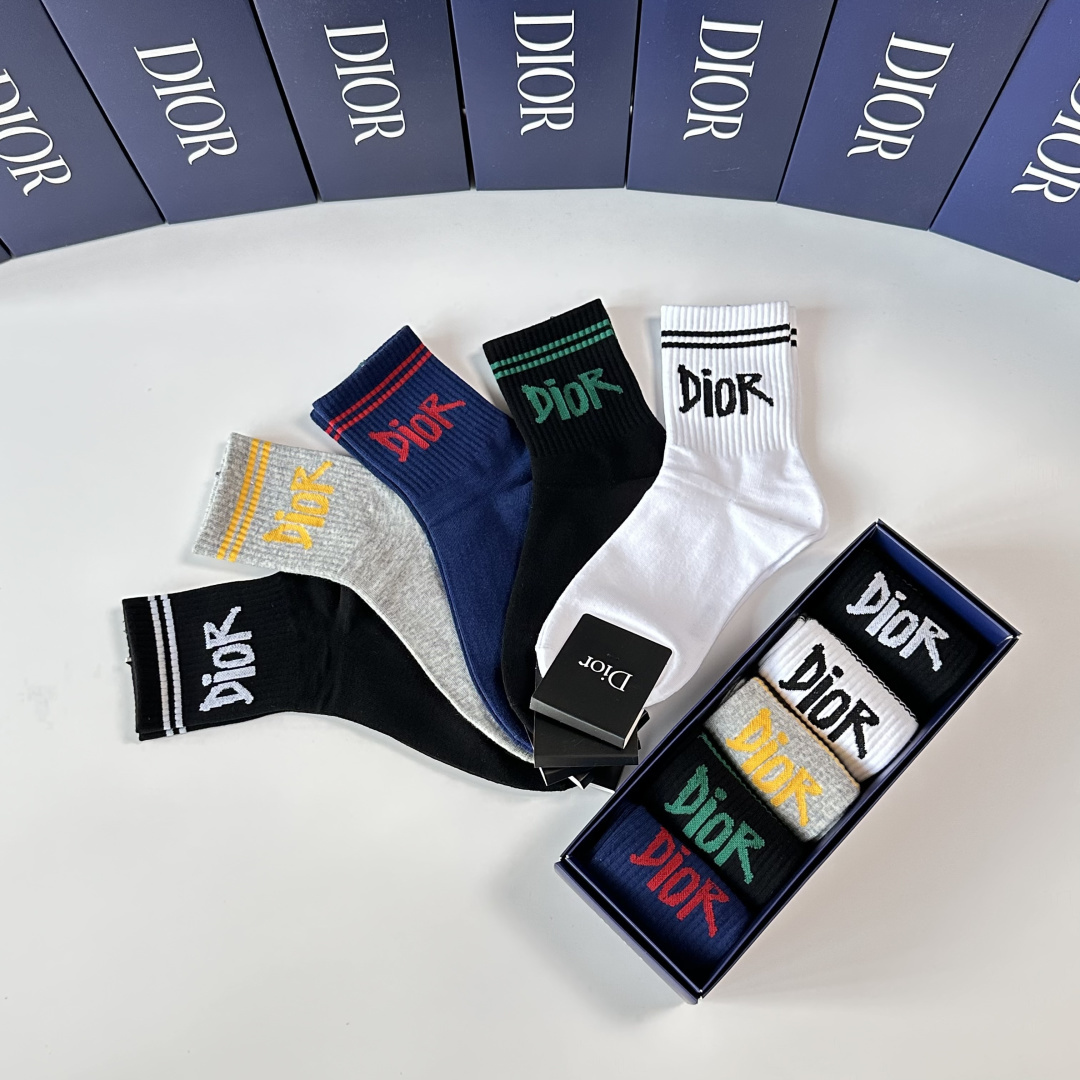 💛配包装DIOR（迪奥）新款中长款堆堆袜袜子！一盒五双， 专柜同步筒款袜子，💛大牌出街，潮人必备🔥超好搭