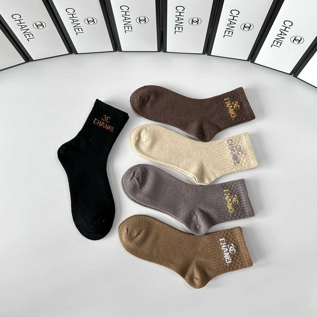 💛配专柜包装Chanel（香奈儿） 新款羊毛中长款堆堆袜袜子！一盒五双，专柜同步筒袜袜子，💛大牌出街，潮