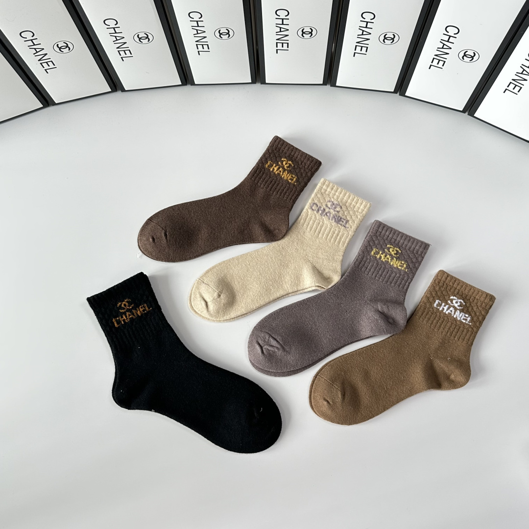 💛配专柜包装Chanel（香奈儿） 新款羊毛中长款堆堆袜袜子！一盒五双，专柜同步筒袜袜子，💛大牌出街，潮