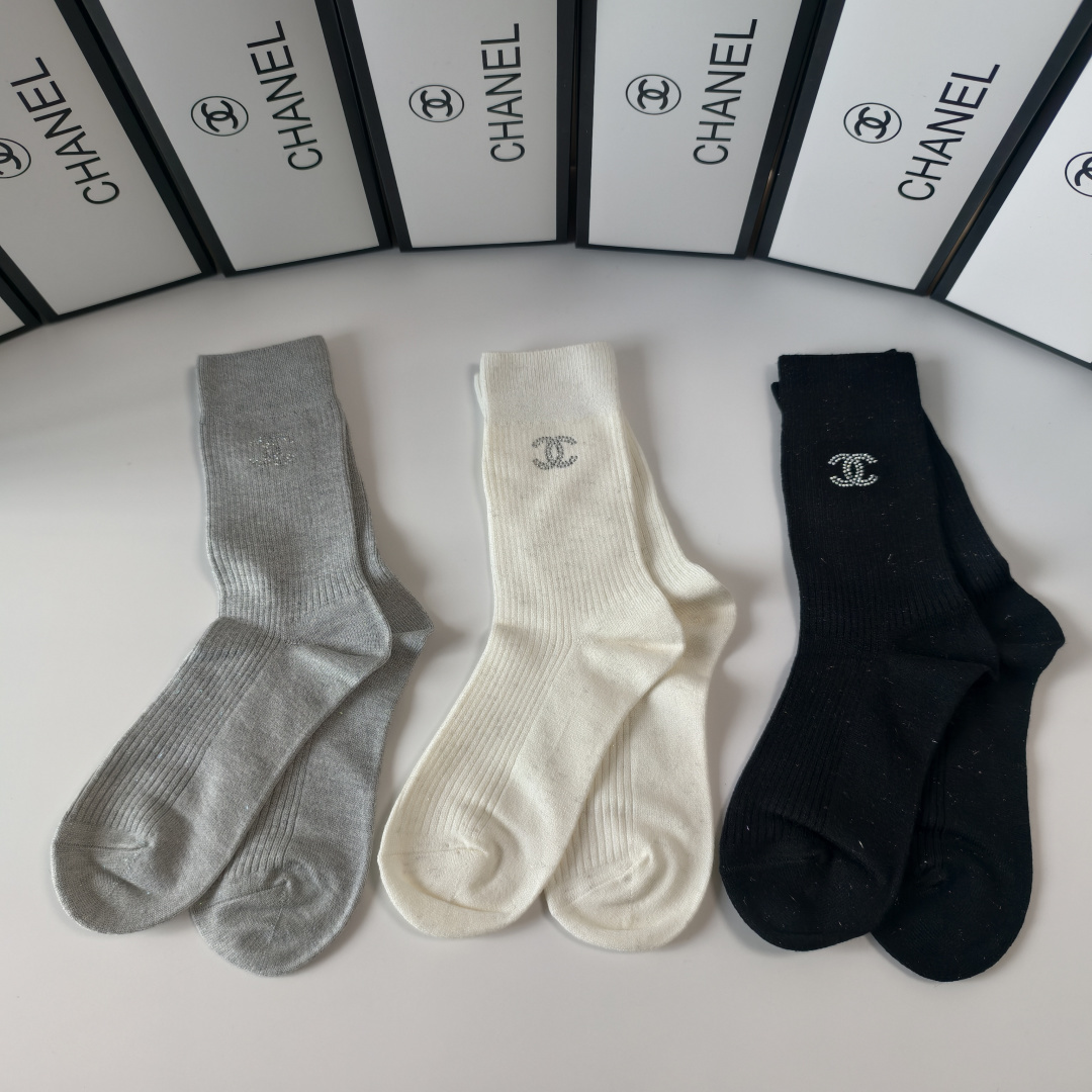 💛配包装Chanel（香奈儿）新款经典中长款饰品袜堆堆袜袜子！一盒三双， 专柜同步筒款袜子，💛大牌出街，