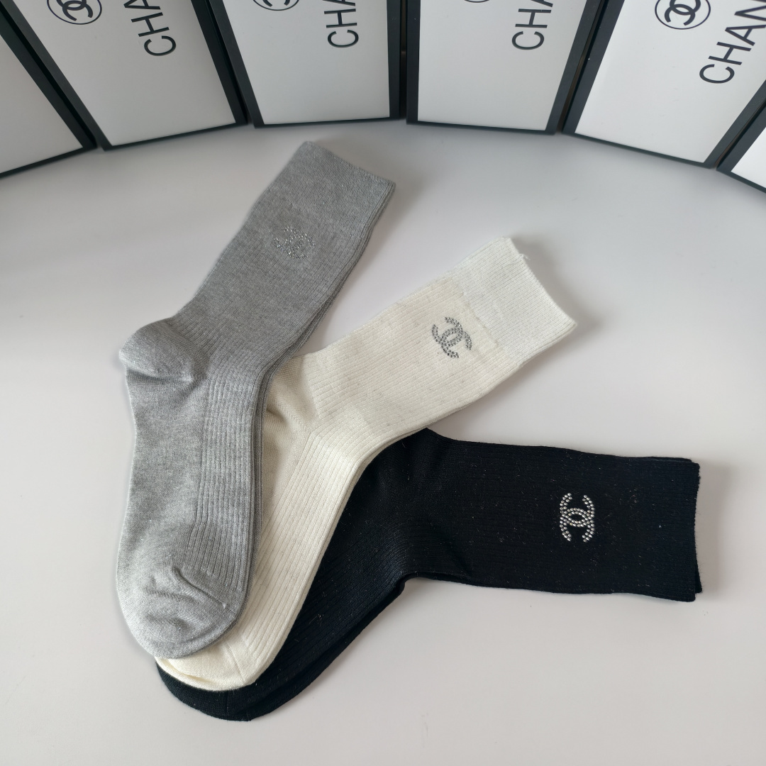 💛配包装Chanel（香奈儿）新款经典中长款饰品袜堆堆袜袜子！一盒三双， 专柜同步筒款袜子，💛大牌出街，