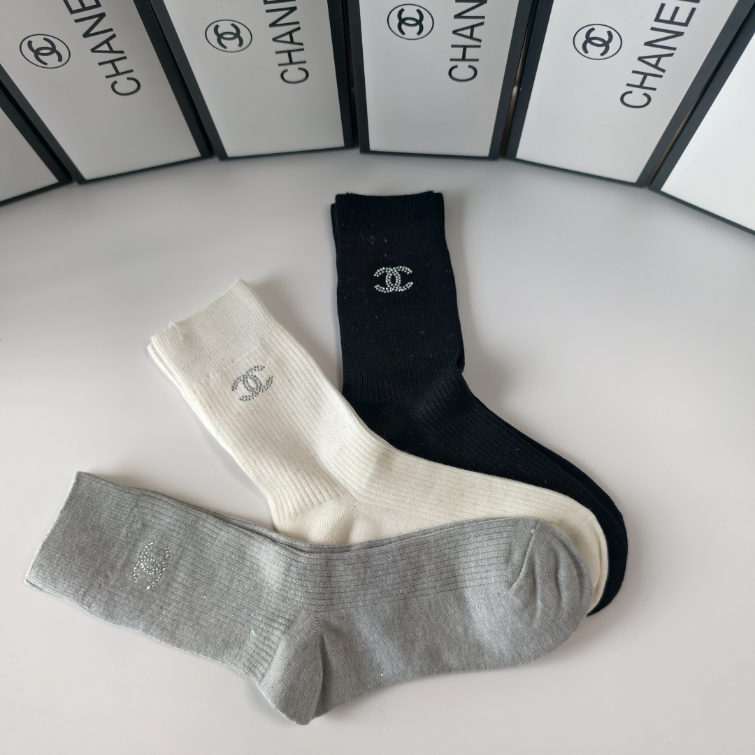 💛配包装Chanel（香奈儿）新款经典中长款饰品袜堆堆袜袜子！一盒三双， 专柜同步筒款袜子，💛大牌出街，