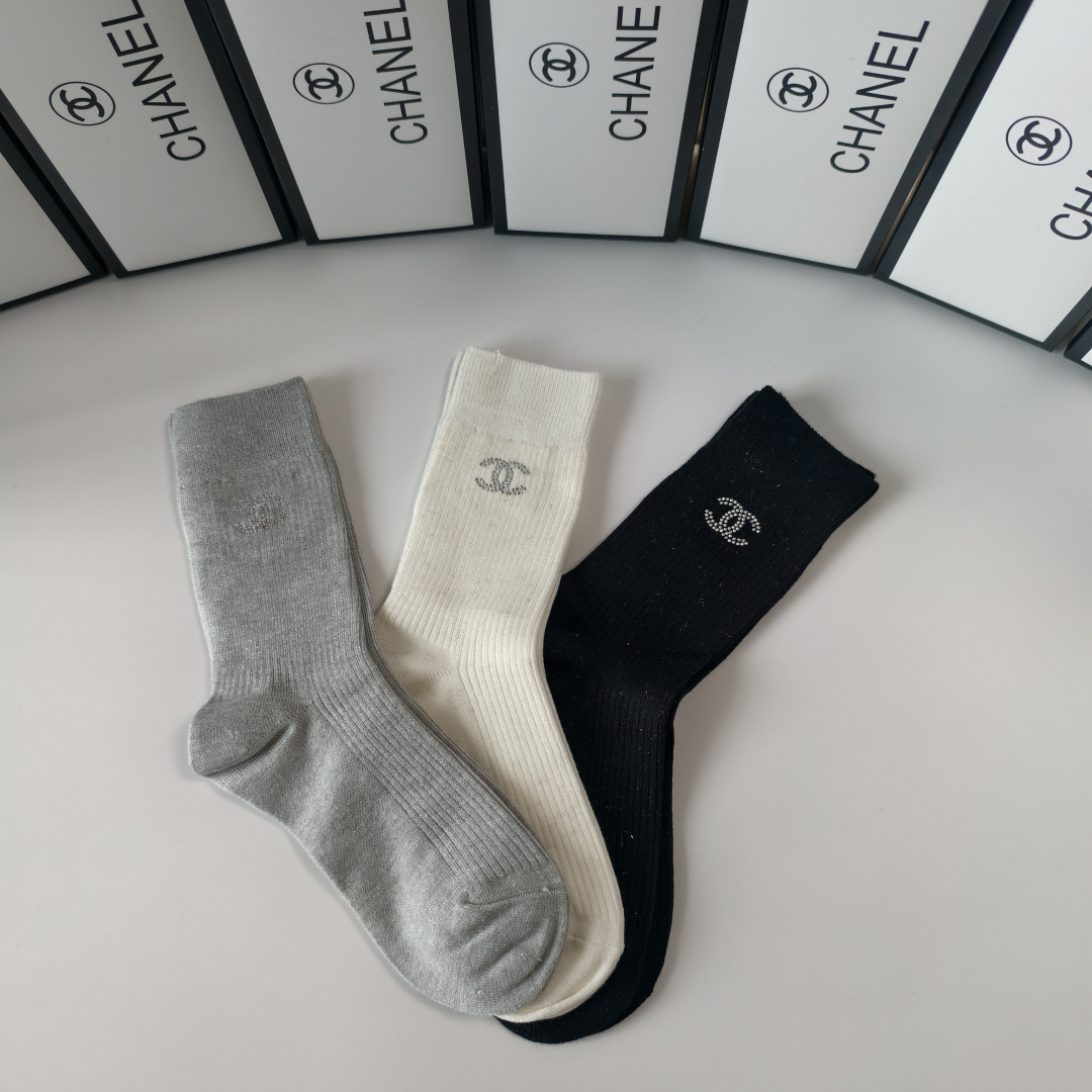 💛配包装Chanel（香奈儿）新款经典中长款饰品袜堆堆袜袜子！一盒三双， 专柜同步筒款袜子，💛大牌出街，