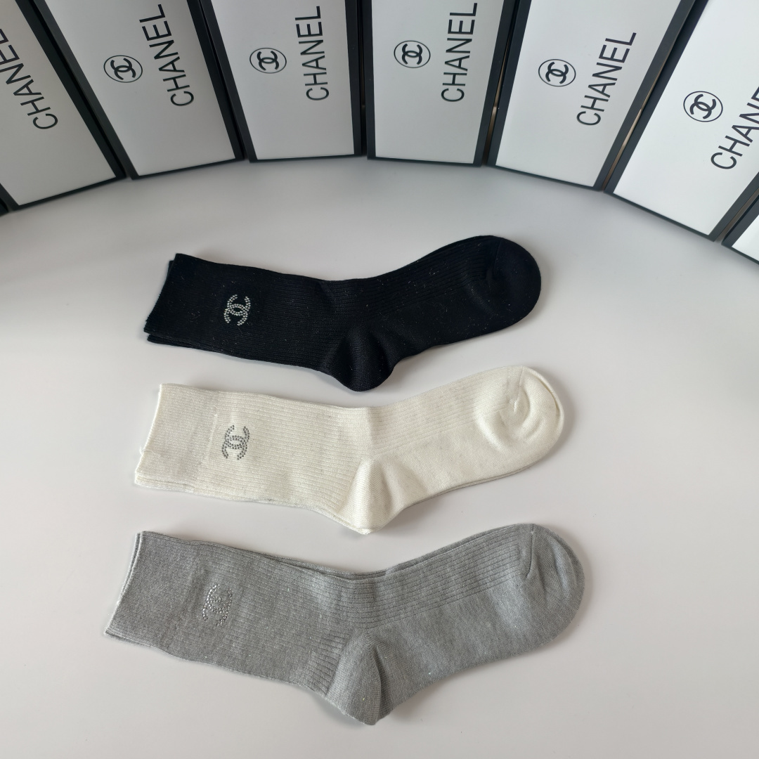 💛配包装Chanel（香奈儿）新款经典中长款饰品袜堆堆袜袜子！一盒三双， 专柜同步筒款袜子，💛大牌出街，