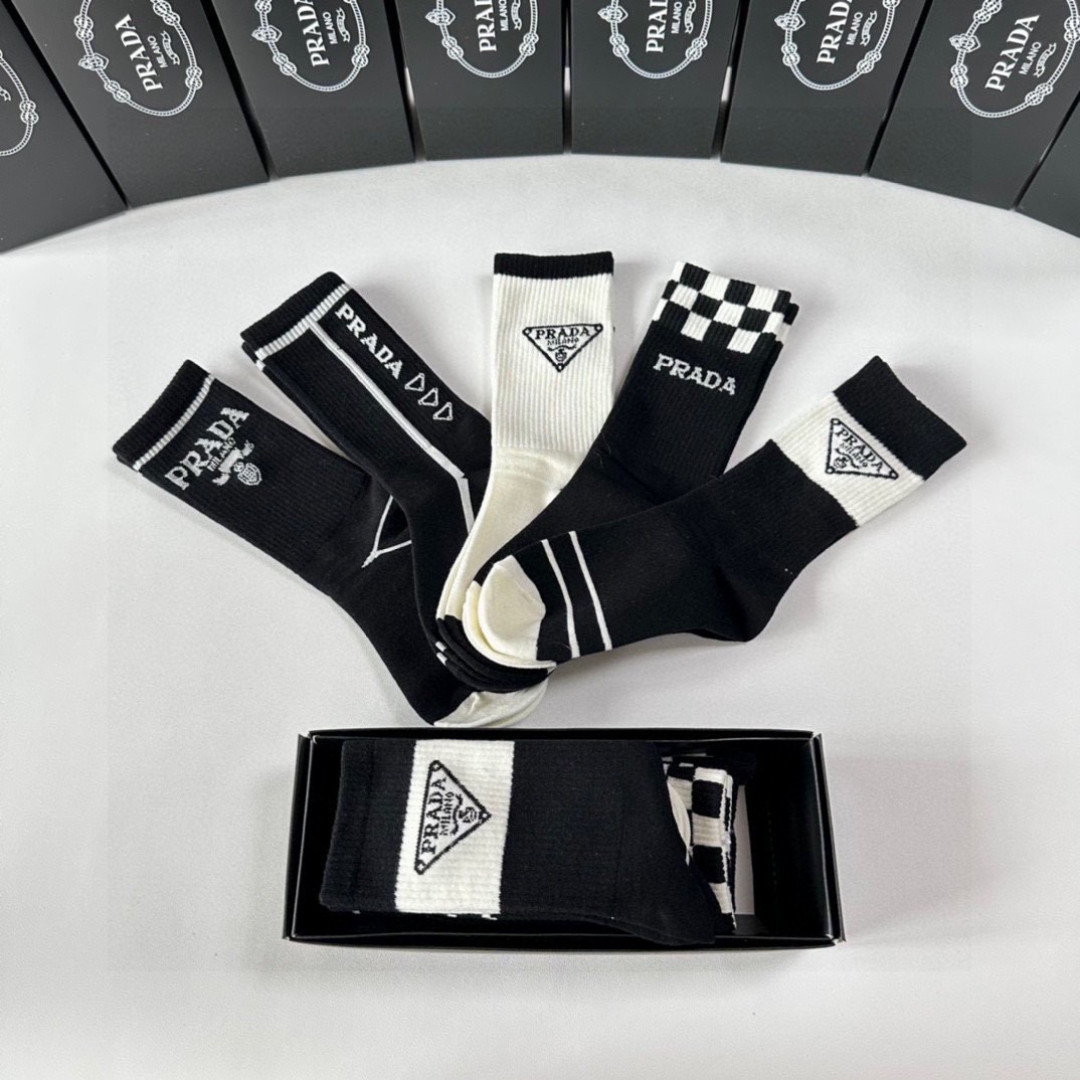 💛配专柜包装PRADA（普拉达）新款中长款堆堆袜袜子！一盒五双，专柜同步筒袜袜子，💛大牌出街，潮人必备🔥
