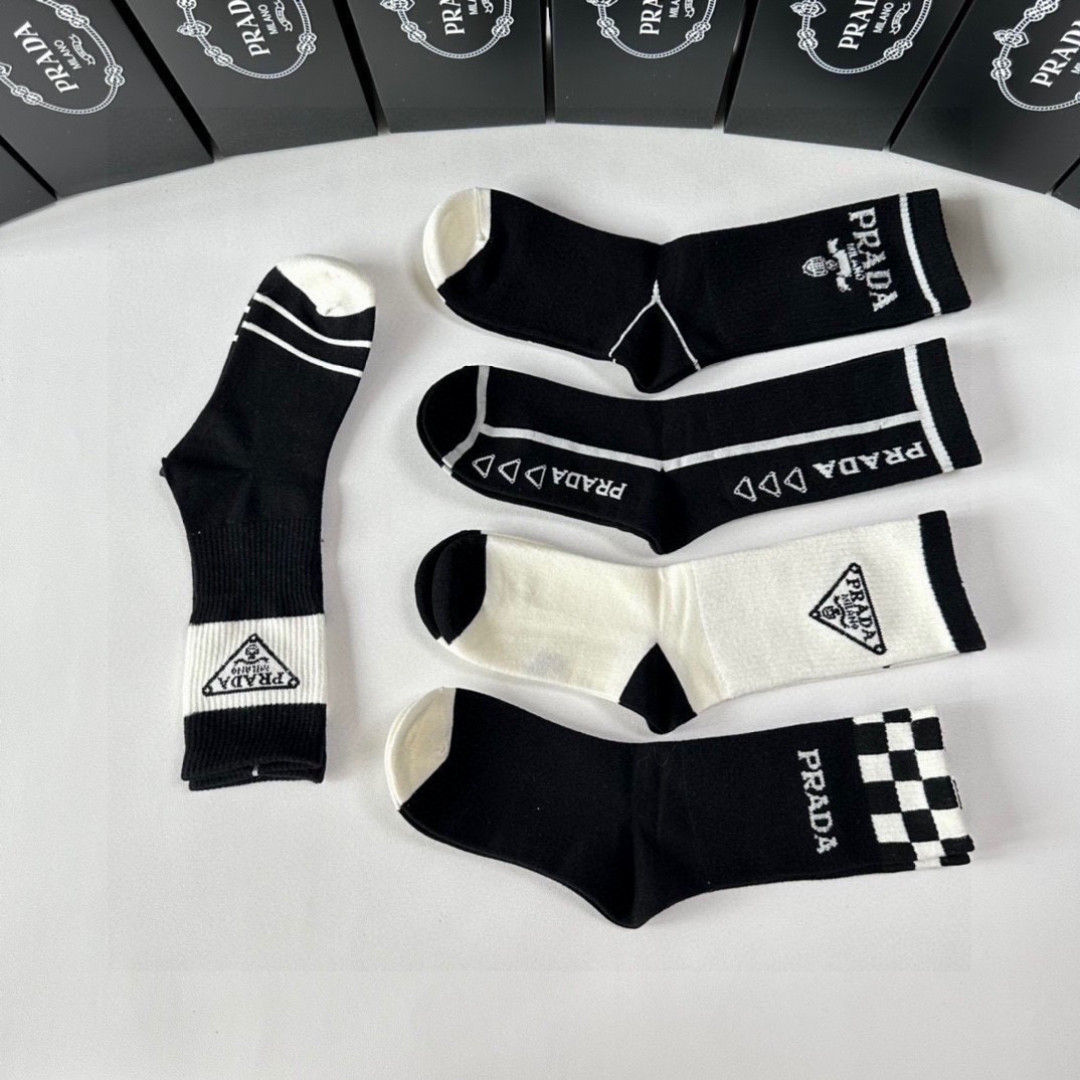 💛配专柜包装PRADA（普拉达）新款中长款堆堆袜袜子！一盒五双，专柜同步筒袜袜子，💛大牌出街，潮人必备🔥