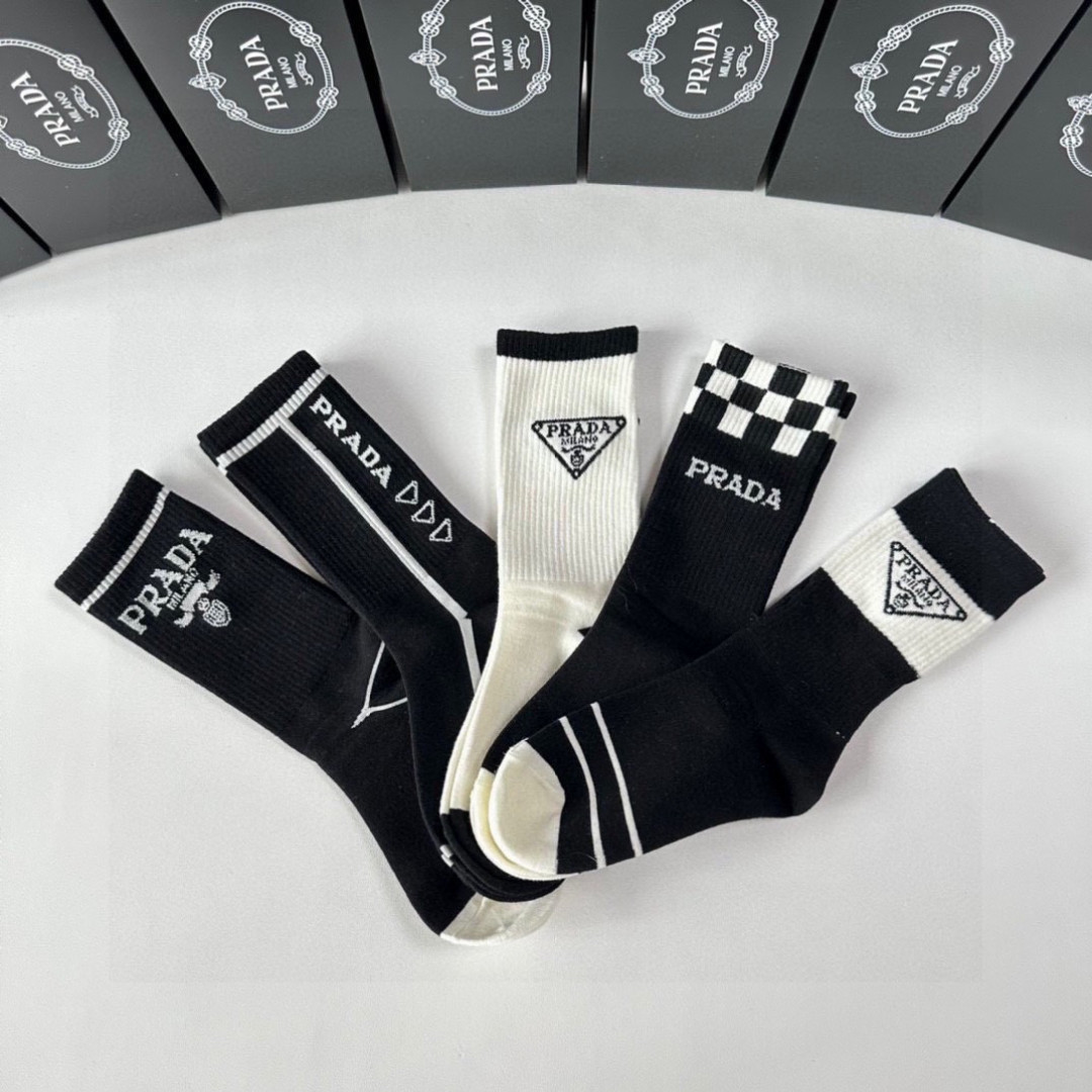 💛配专柜包装PRADA（普拉达）新款中长款堆堆袜袜子！一盒五双，专柜同步筒袜袜子，💛大牌出街，潮人必备🔥