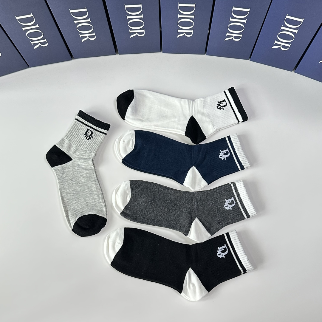 💛配专柜包装DIOR（迪奥）新款中长款堆堆袜袜子！一盒五双，专柜同步筒袜袜子，💛大牌出街，潮人必备🔥超好