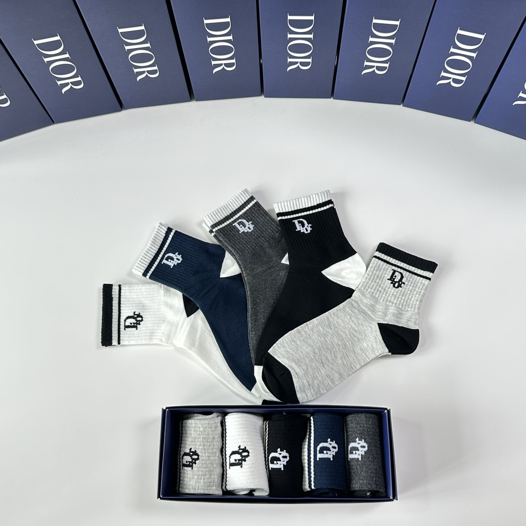 💛配专柜包装DIOR（迪奥）新款中长款堆堆袜袜子！一盒五双，专柜同步筒袜袜子，💛大牌出街，潮人必备🔥超好