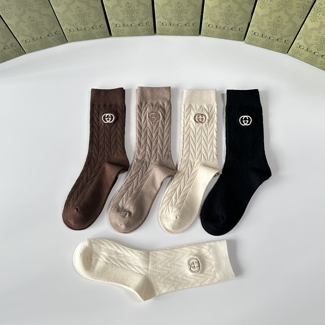💛配包装Gucci（古驰）新款羊绒刺绣中长款堆堆袜袜子！一盒五双， 专柜同步筒款袜子，💛大牌出街，潮人必