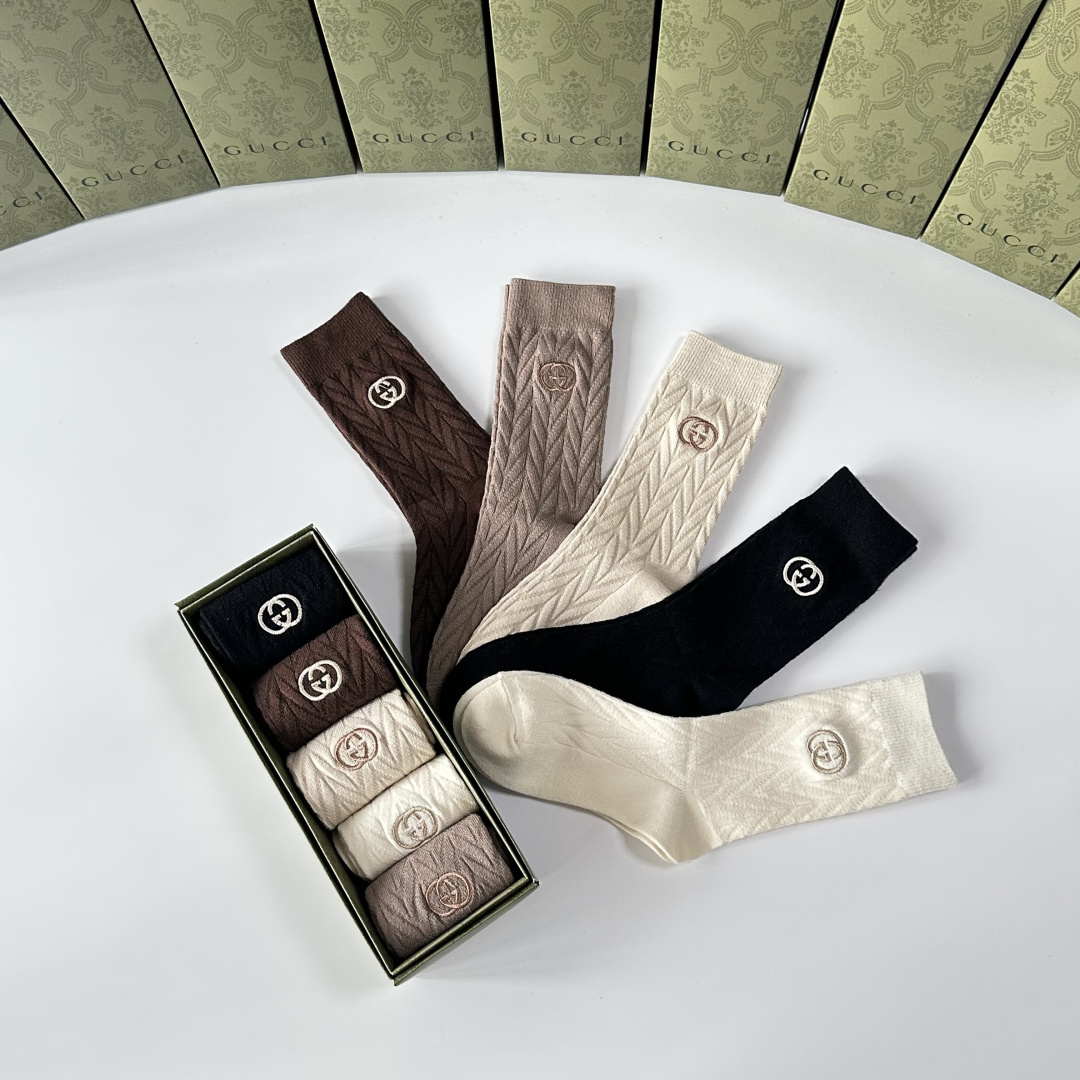 💛配包装Gucci（古驰）新款羊绒刺绣中长款堆堆袜袜子！一盒五双， 专柜同步筒款袜子，💛大牌出街，潮人必