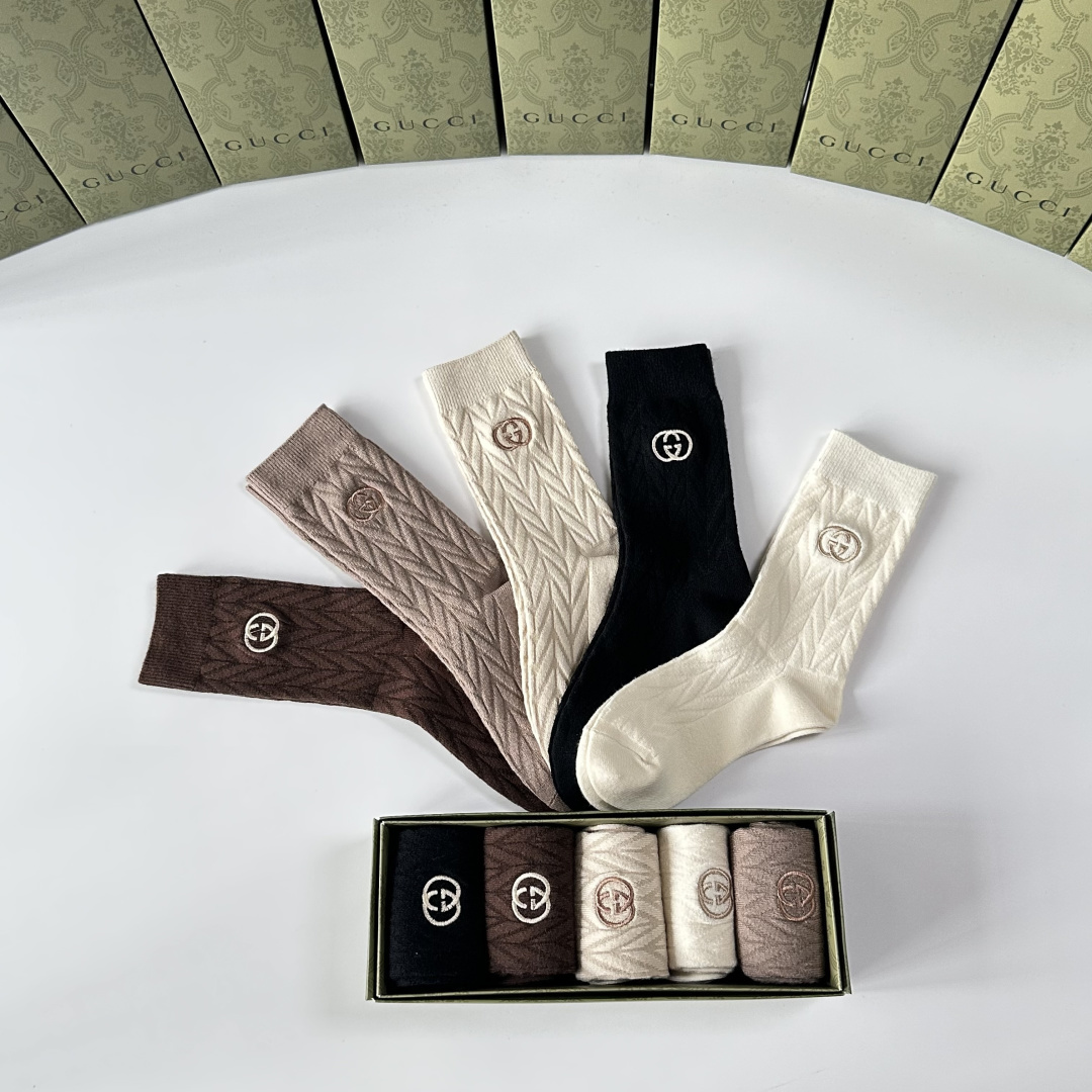 💛配包装Gucci（古驰）新款羊绒刺绣中长款堆堆袜袜子！一盒五双， 专柜同步筒款袜子，💛大牌出街，潮人必