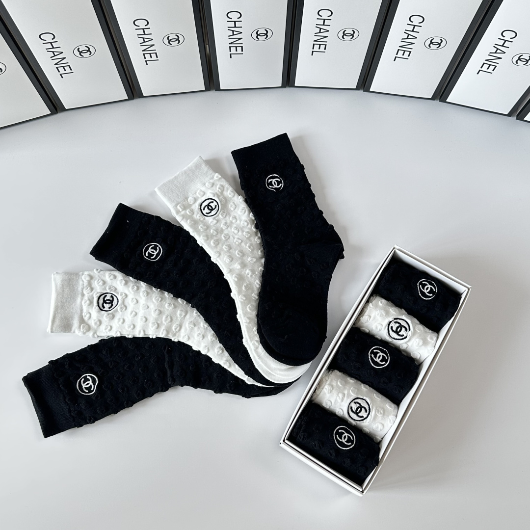 💛配专柜包装Chanel（香奈儿）新款刺绣中长款堆堆袜袜子！一盒五双，专柜同步筒袜袜子，💛大牌出街，潮人
