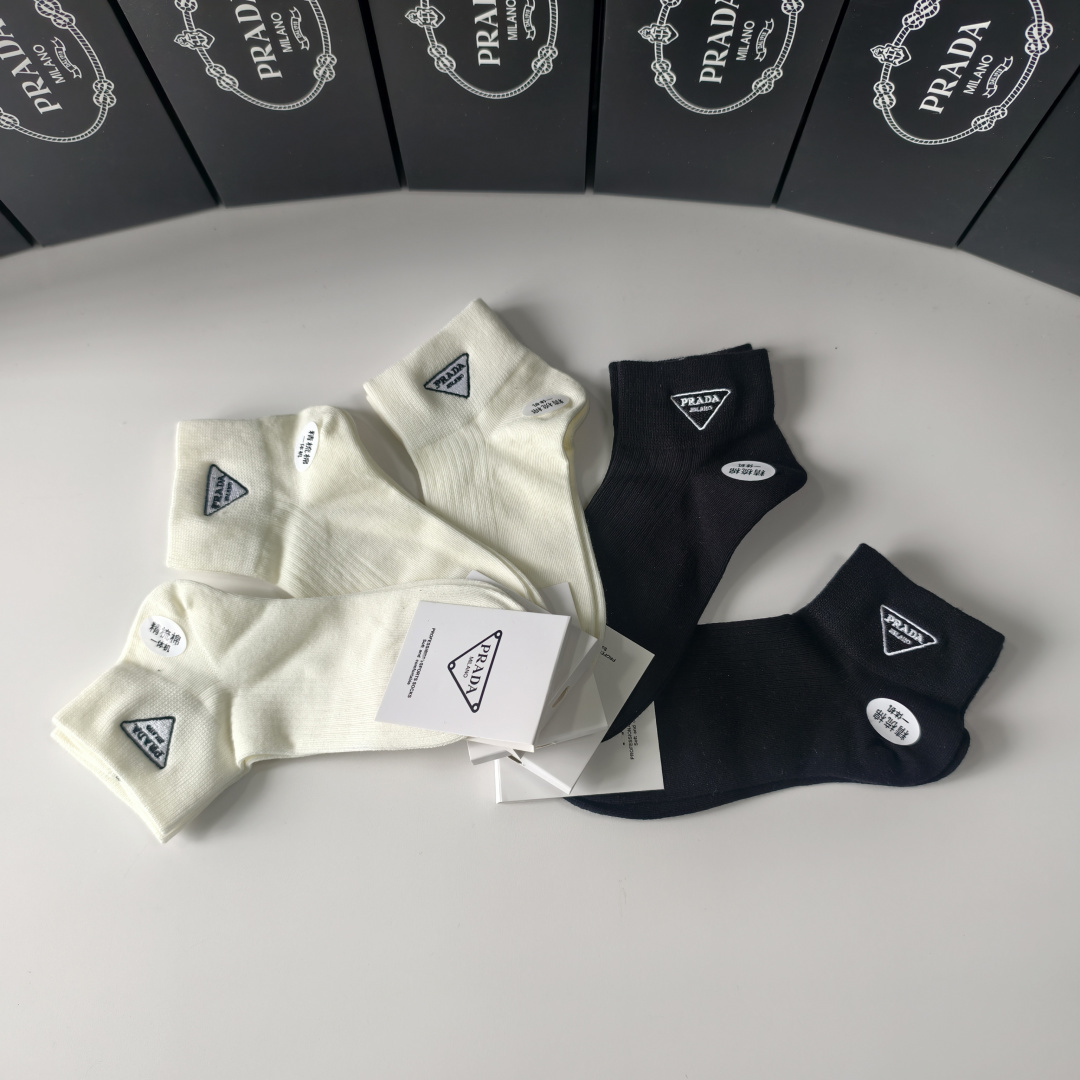 💛配专柜包装Chanel（香奈儿）新款刺绣中长款堆堆袜袜子！一盒五双，专柜同步筒袜袜子，💛大牌出街，潮人