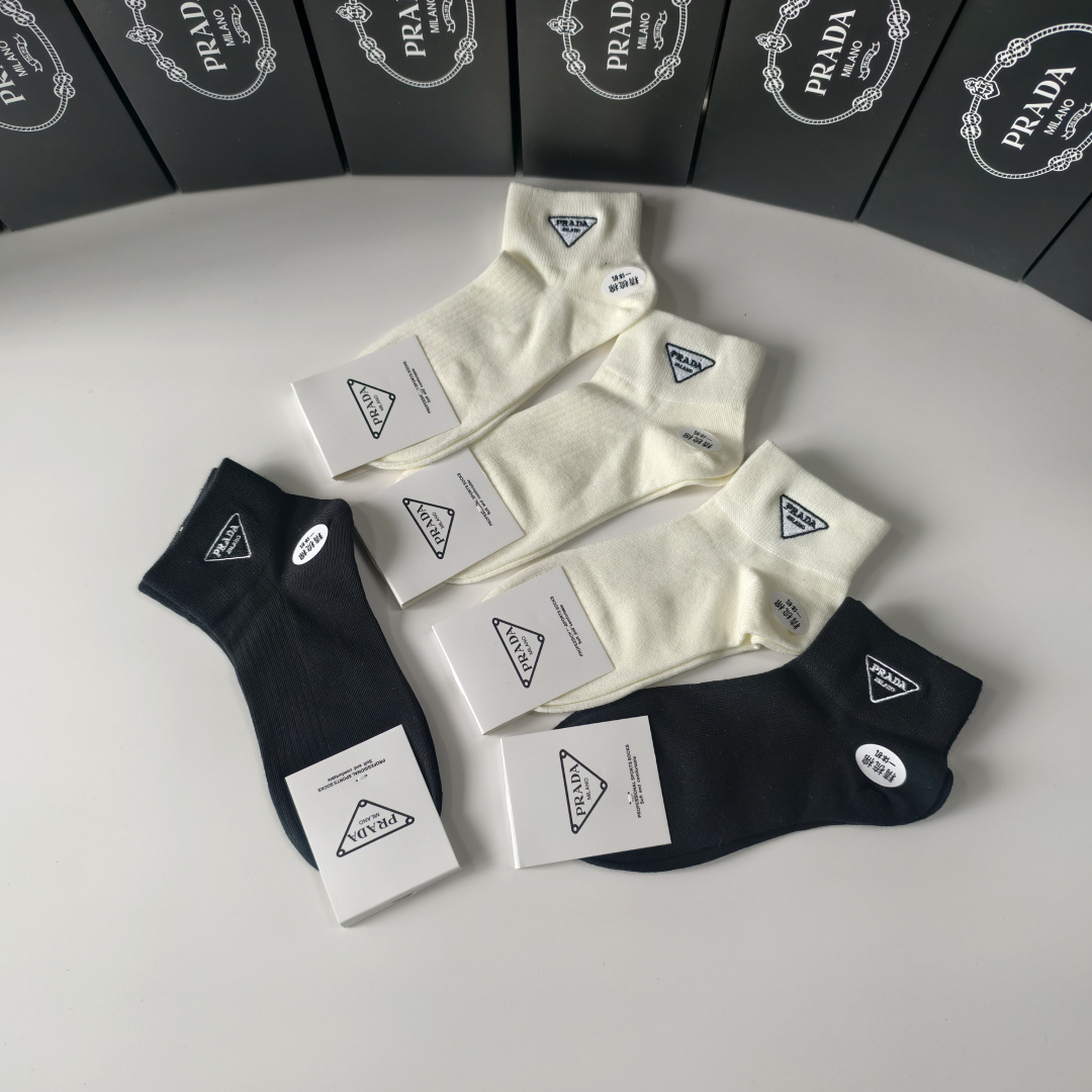 💛配专柜包装Chanel（香奈儿）新款刺绣中长款堆堆袜袜子！一盒五双，专柜同步筒袜袜子，💛大牌出街，潮人