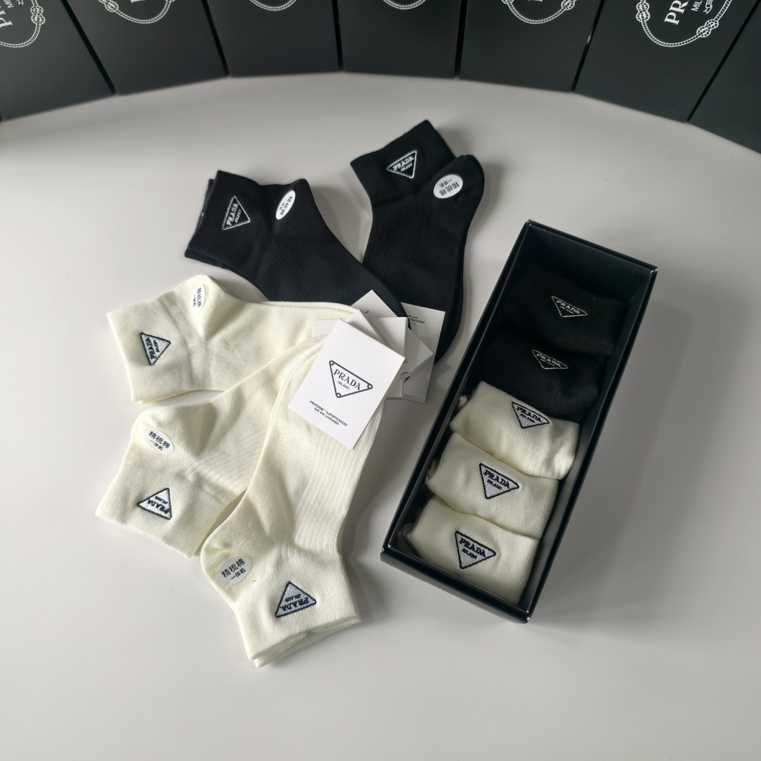 💛配专柜包装Chanel（香奈儿）新款刺绣中长款堆堆袜袜子！一盒五双，专柜同步筒袜袜子，💛大牌出街，潮人