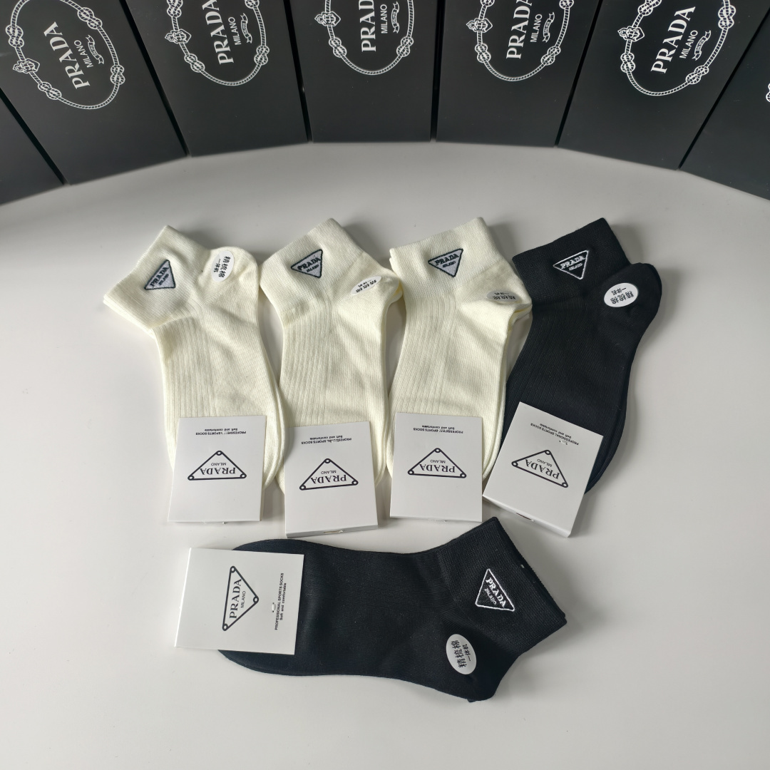 💛配专柜包装Chanel（香奈儿）新款刺绣中长款堆堆袜袜子！一盒五双，专柜同步筒袜袜子，💛大牌出街，潮人