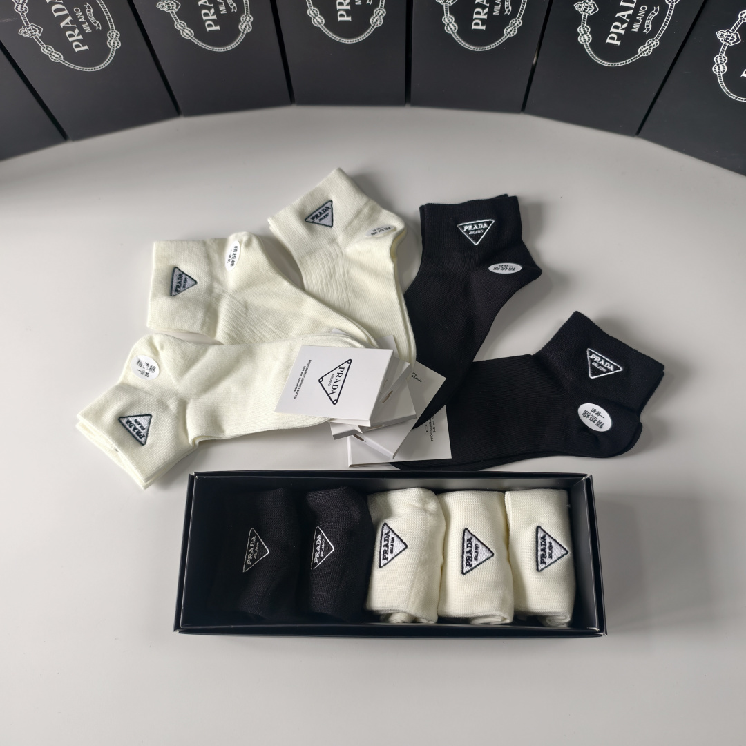 💛配专柜包装Chanel（香奈儿）新款刺绣中长款堆堆袜袜子！一盒五双，专柜同步筒袜袜子，💛大牌出街，潮人