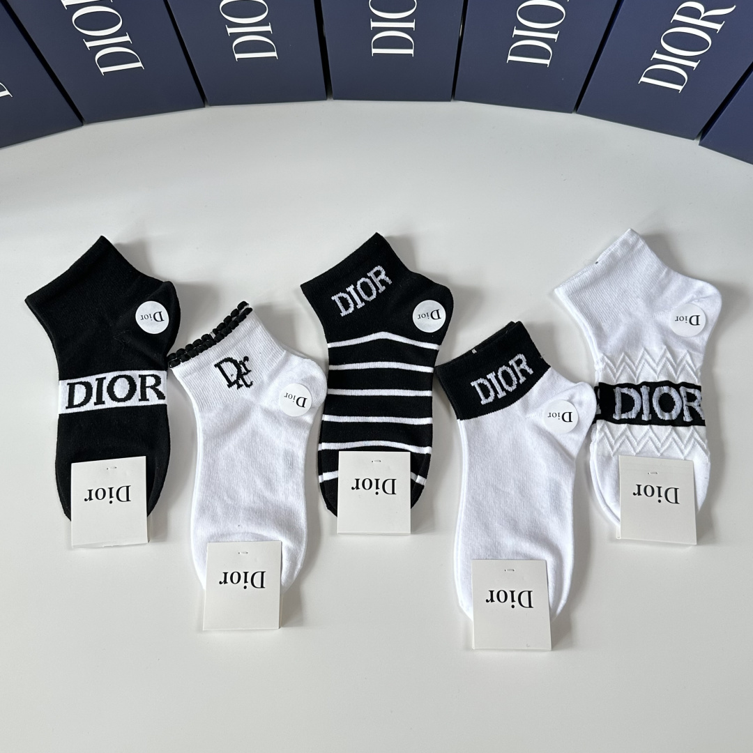 💛配包装DIOR（迪奥）新款中短款堆堆袜袜子！一盒五双， 专柜同步筒款袜子，💛大牌出街，潮人必备🔥超好搭