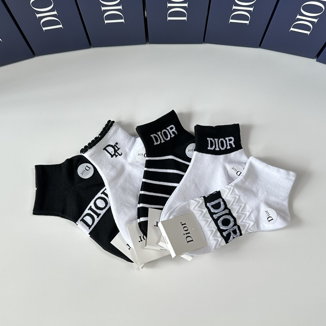 💛配包装DIOR（迪奥）新款中短款堆堆袜袜子！一盒五双， 专柜同步筒款袜子，💛大牌出街，潮人必备🔥超好搭