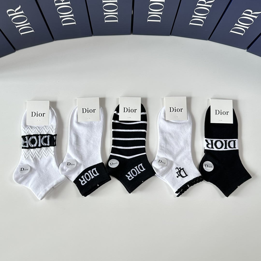 💛配包装DIOR（迪奥）新款中短款堆堆袜袜子！一盒五双， 专柜同步筒款袜子，💛大牌出街，潮人必备🔥超好搭