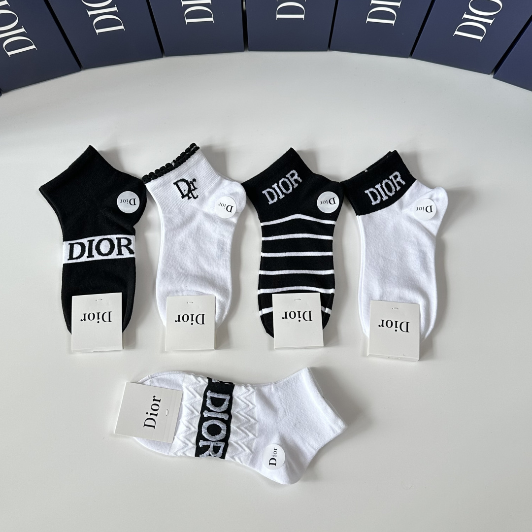 💛配包装DIOR（迪奥）新款中短款堆堆袜袜子！一盒五双， 专柜同步筒款袜子，💛大牌出街，潮人必备🔥超好搭