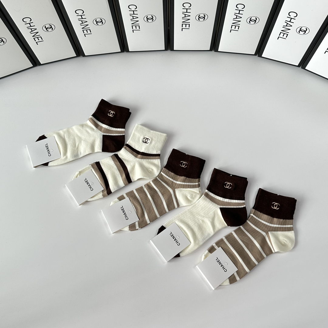 💛配专柜包装Chanel（香奈儿）新款中短款堆堆袜袜子！一盒五双，专柜同步筒袜袜子，💛大牌出街，潮人必备