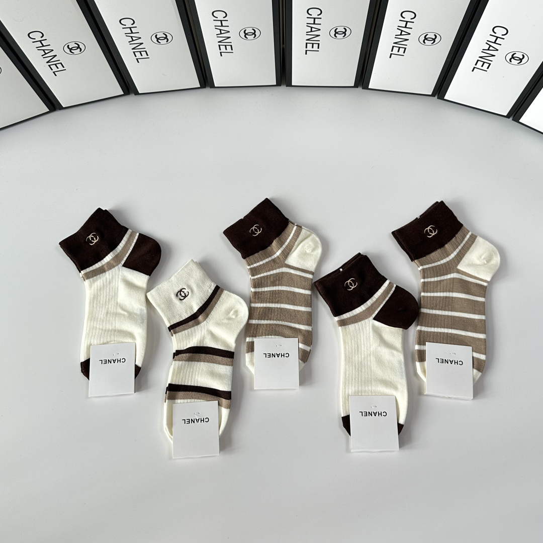 💛配专柜包装Chanel（香奈儿）新款中短款堆堆袜袜子！一盒五双，专柜同步筒袜袜子，💛大牌出街，潮人必备