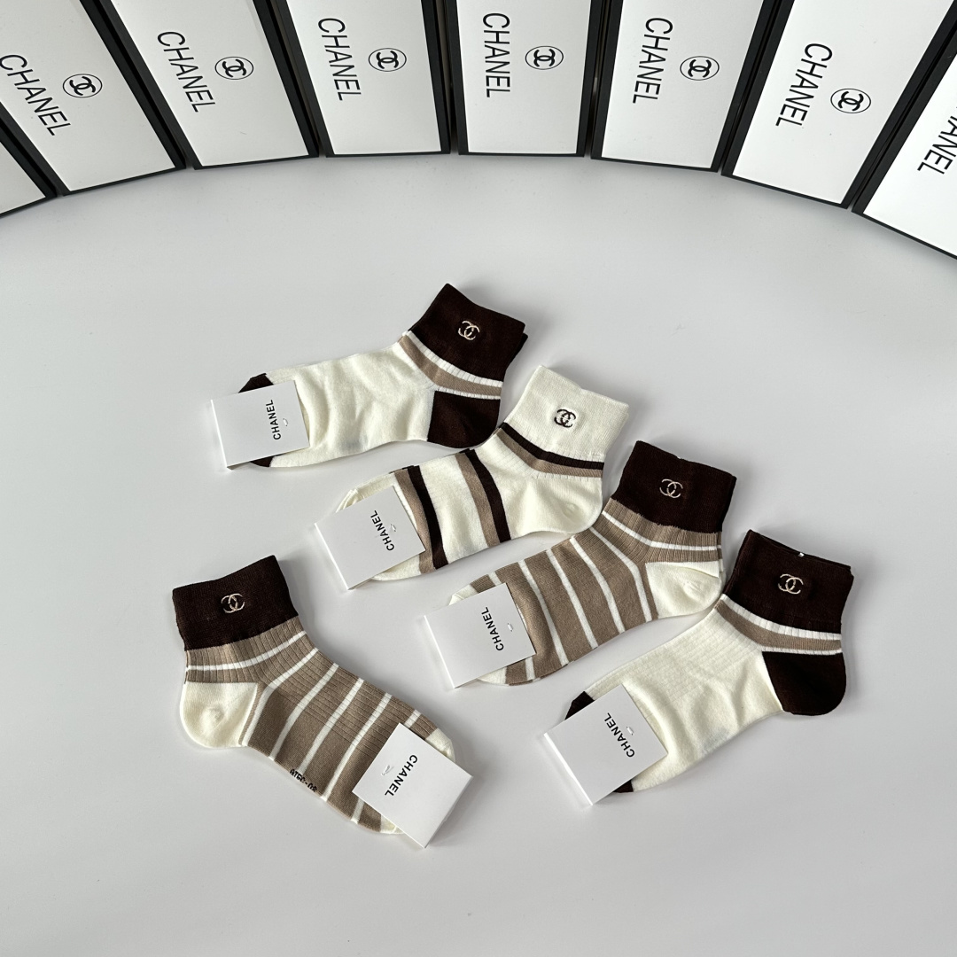 💛配专柜包装Chanel（香奈儿）新款中短款堆堆袜袜子！一盒五双，专柜同步筒袜袜子，💛大牌出街，潮人必备