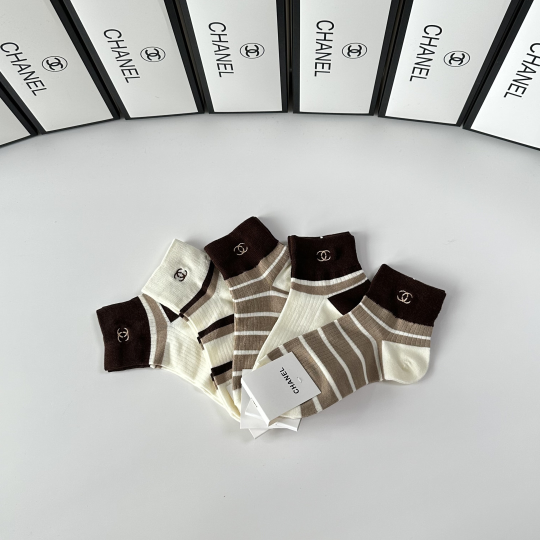 💛配专柜包装Chanel（香奈儿）新款中短款堆堆袜袜子！一盒五双，专柜同步筒袜袜子，💛大牌出街，潮人必备